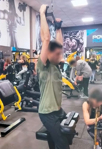 Una máquina del gimnasio le golpeó la cabeza y demandó al dueño: por qué solo le reconocieron los gastos médicos
