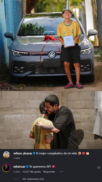 Joven con gorro de fiesta y camiseta amarilla sostiene placa de YouTube frente a un Volkswagen gris con lazo. Abajo, un hombre abraza al joven