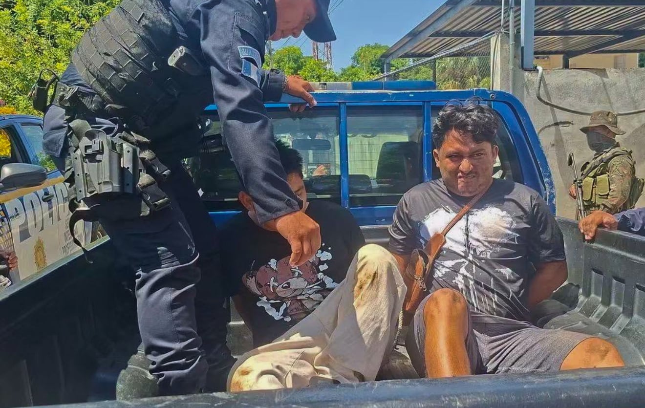 Un operativo policial en Retalhuleu, Guatemala, terminó con la captura de dos hombres que intentaron arrollar a agentes de la PNC en la ruta RN-9. (Redes Sociales)