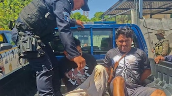 Intentaron arrollar a policías para escapar y los capturaron tras dos kilómetros de persecución en Guatemala