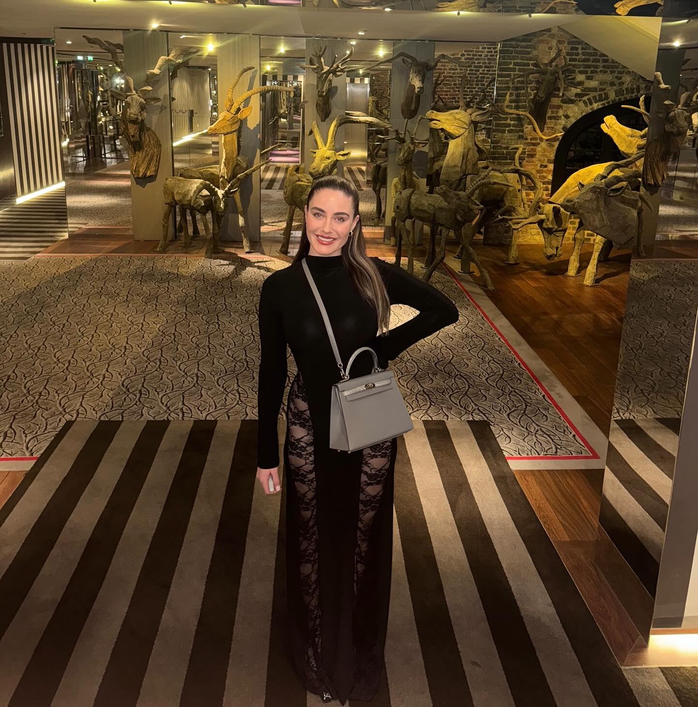 Fern Hawkins, esposa de Harry Maguire, estuvo en el grupo que esperaba compartir una cena este jueves (@_fernmaguire)