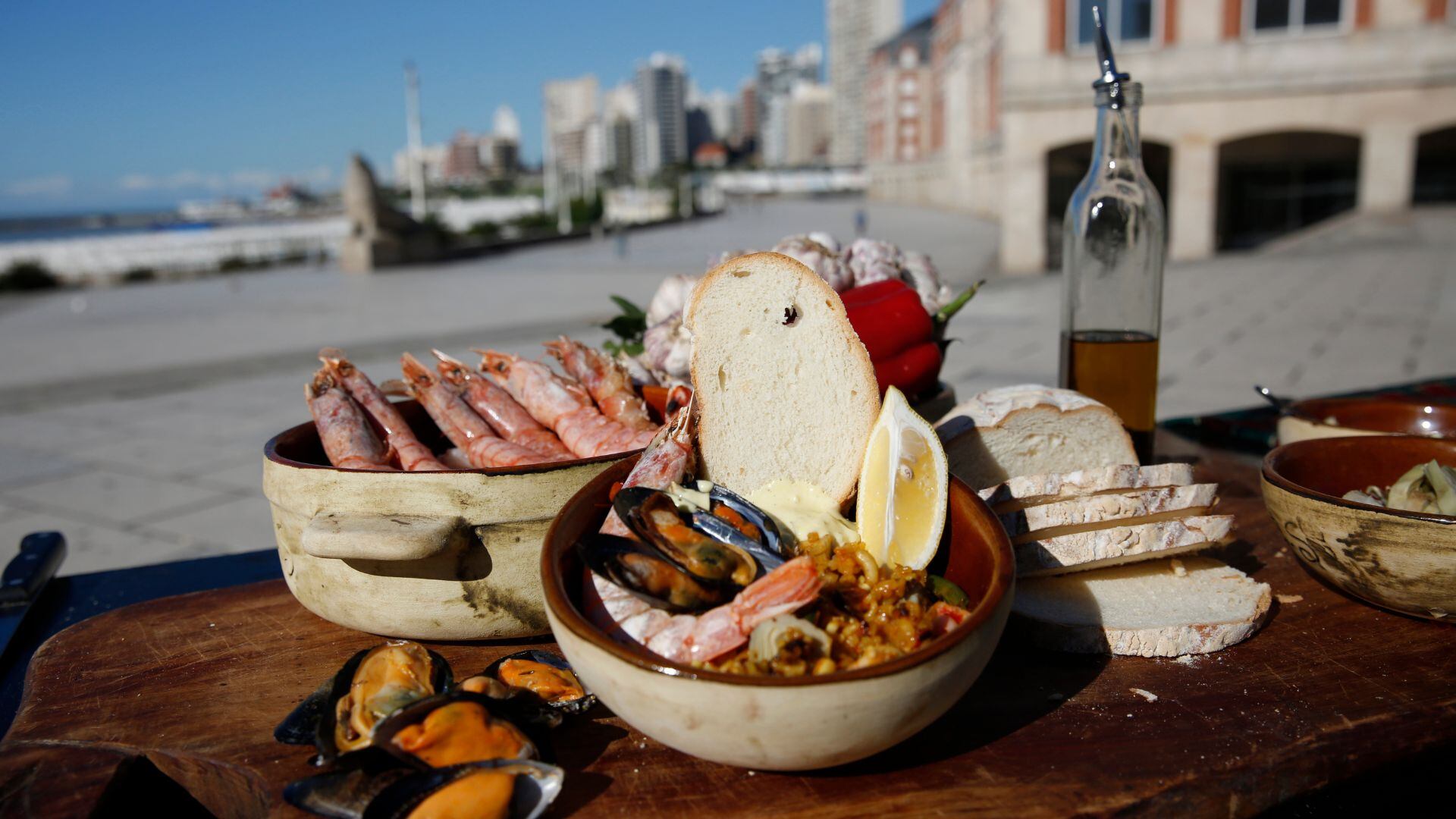 La frescura de pescados y mariscos caracteriza los principales platos de la ciudad (EMTURyC)