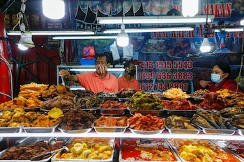 Los warungs de Jakarta ofrecen nasi goreng y gado-gado, con porciones generosas y precios accesibles, lo que refleja una cultura gastronómica popular (REUTERS/Ajeng Dinar Ulfiana)