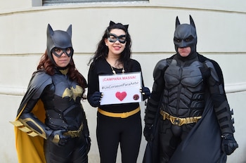 Batichica, Gatúbela y Batman, unos