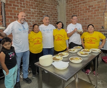 Martín del Pomar, Bruno Cavassa y Nadia Tarazona acompañaron la entrega de ayuda para las familias de la olla común Shekinah.