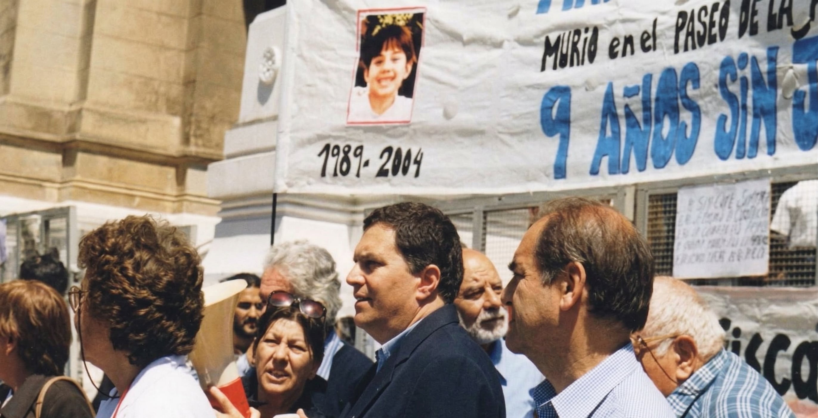 En 2004, cuando Marcela Iglesias habría cumplido 15 años, su familia trasladó el reclamo de justicia a la puerta de los Tribunales de Lavalle (Gentileza Nora Ribaudo)