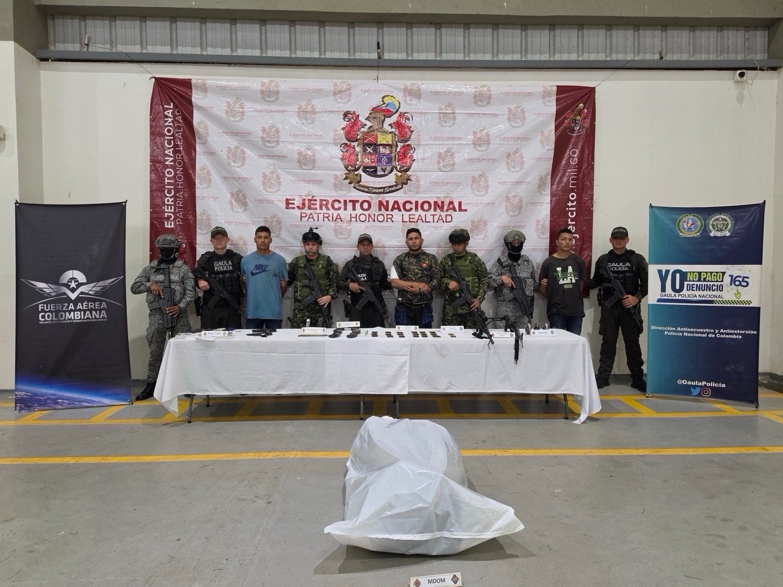Las tropas incautaron fusiles, pistolas, granadas, munición y panfletos para el cobro de extorsiones durante el procedimiento - crédito Ejército Nacional de Colombia