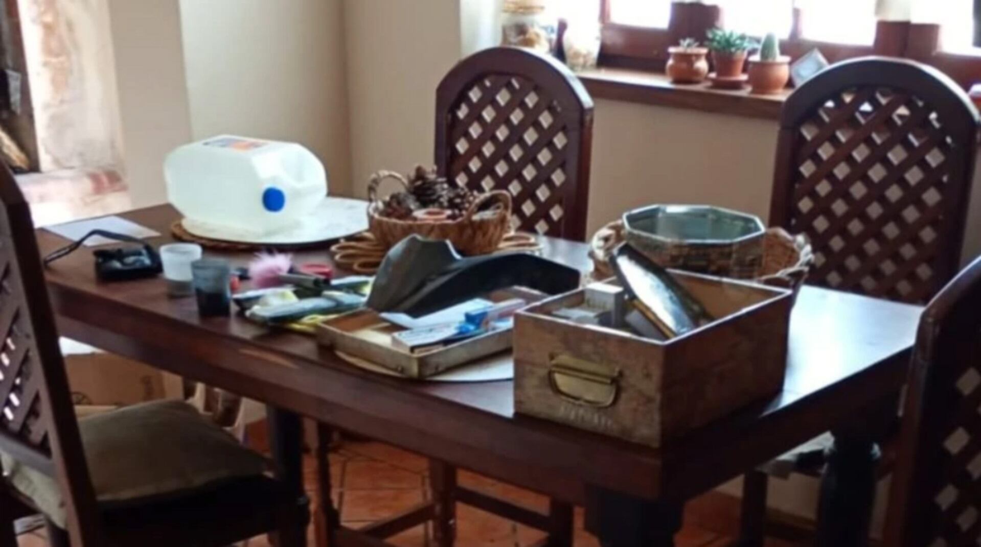 Así quedó la casa de Mar del Plata luego que delincuentes ingresaran durante ayer por la mañana, golpearan al dueño y se llevaron dos notebooks (0223)