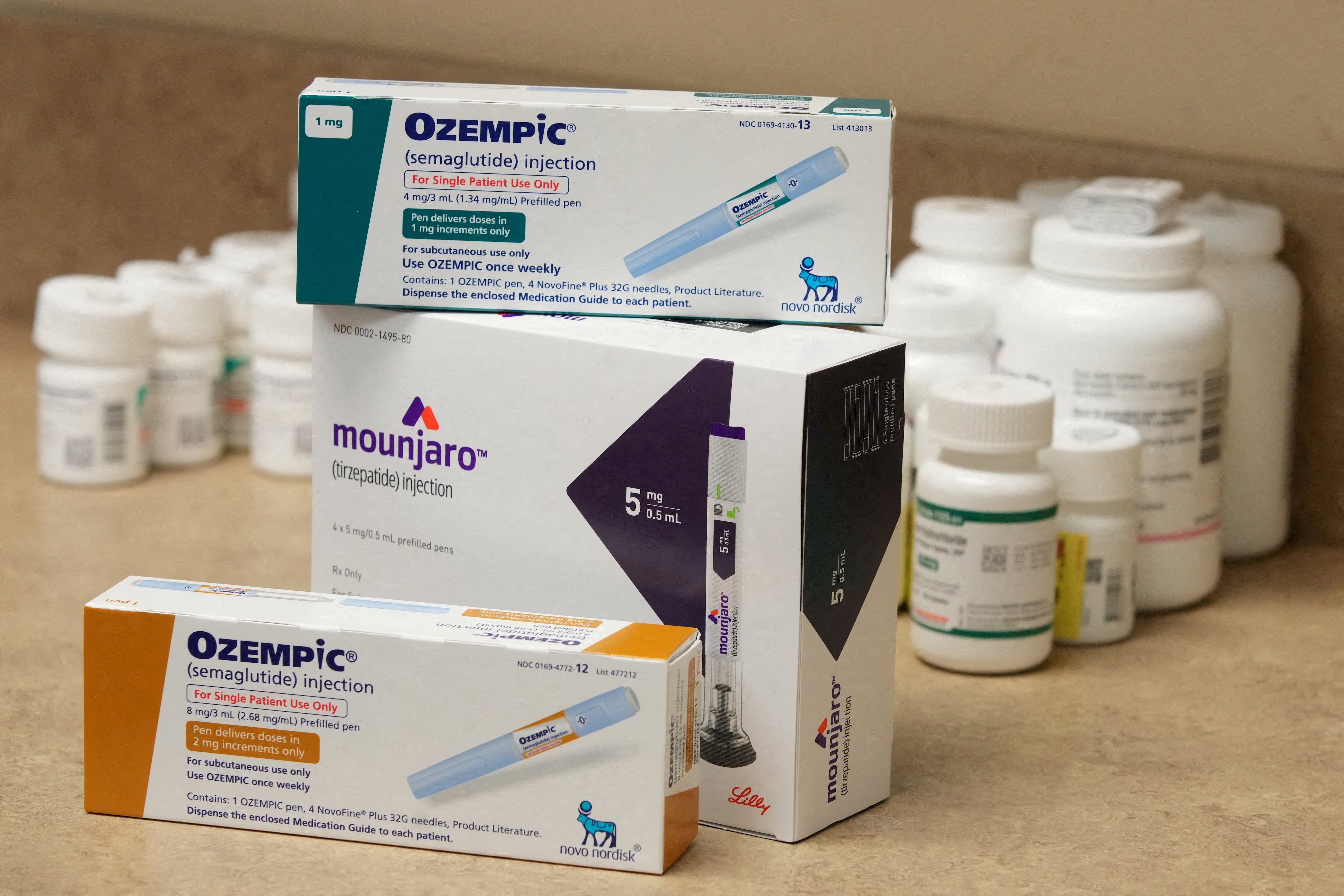 FOTO DE ARCHIVO: Cajas de Ozempic y Mounjaro, medicamentos inyectables de semaglutida y tirzepatida utilizados para tratar la diabetes de tipo 2 y fabricados por Novo Nordisk y Lilly, en una farmacia de Rock Canyon en Provo, Utah, Estados Unidos, el 29 de marzo de 2023. REUTERS/George Frey