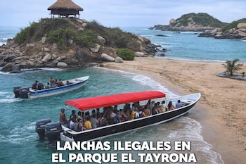 Dos lanchas con personas en el agua, junto a una playa, colinas rocosas, vegetación y una cabaña. Texto: Lanchas ilegales en el Parque el Tayrona.