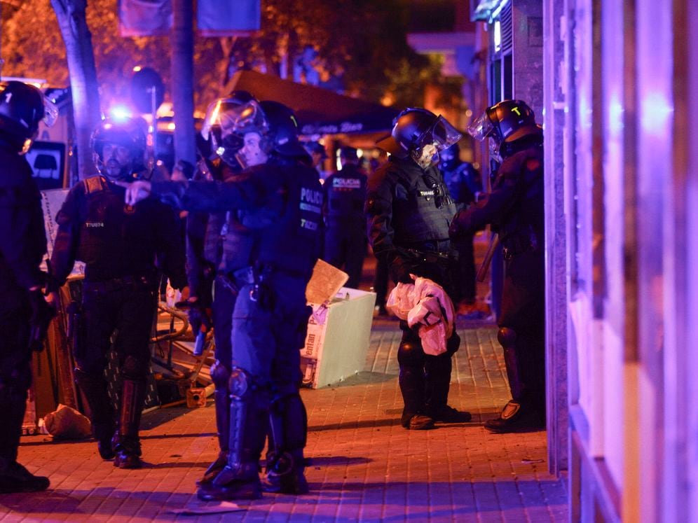 Mossos d’esquadra desalojan a miembros de la acampada de Barcelona tras ocupar un edificio deshabitado. (EFE/Quique García)