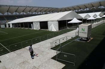 Un trabajador limpia en un