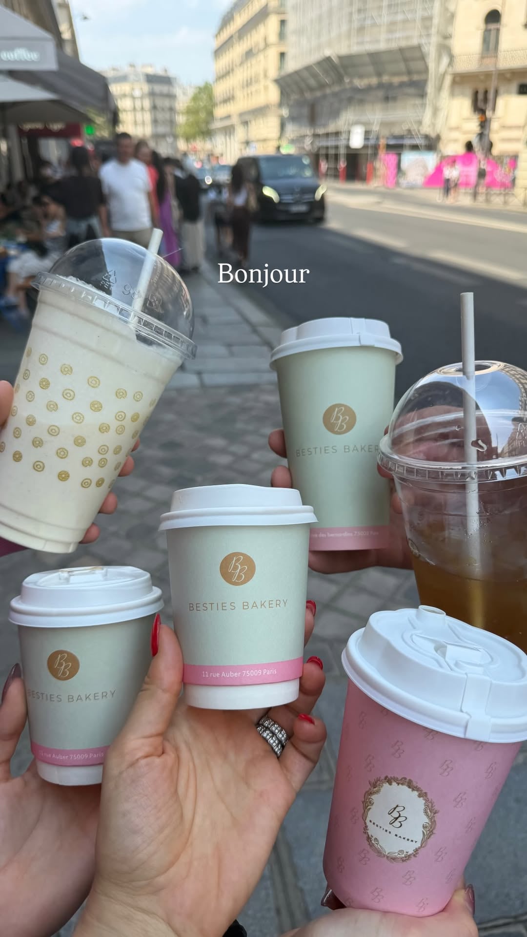 Wanda y sus hijos arrancaron uno de los días parisinos con bebidas de Besties Bakery, una panadería ubicada en el 9° arrondissement de París
