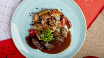 Cómo hacer salsa Périgueux, el mejor complemento para recetas de carne roja con un riquísimo sabor a trufa