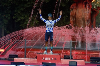 El ciclista Santiago Buitrago, vencedor de Montaña, en el podio tras la 21 y última etapa de la Vuelta a España con salida y meta en Granada, este domingo - crédito Javier Lizón/EFE