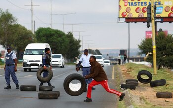 Residentes de Soweto protestan por la falta de servicios como electricidad en la antesala de las elecciones REUTERS/Siphiwe Sibeko