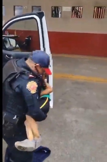Elementos de la Secretaría de Seguridad Ciudadana detuvieron a un hombre por agredir a un menor con un arma punzocortante en Santa Fe. Foto: (Captura de pantalla)