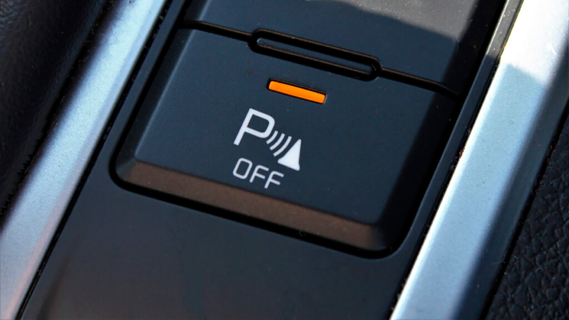 El botón de alarma sonora permite estacionar sin la alerta de proximidad de obstáculos