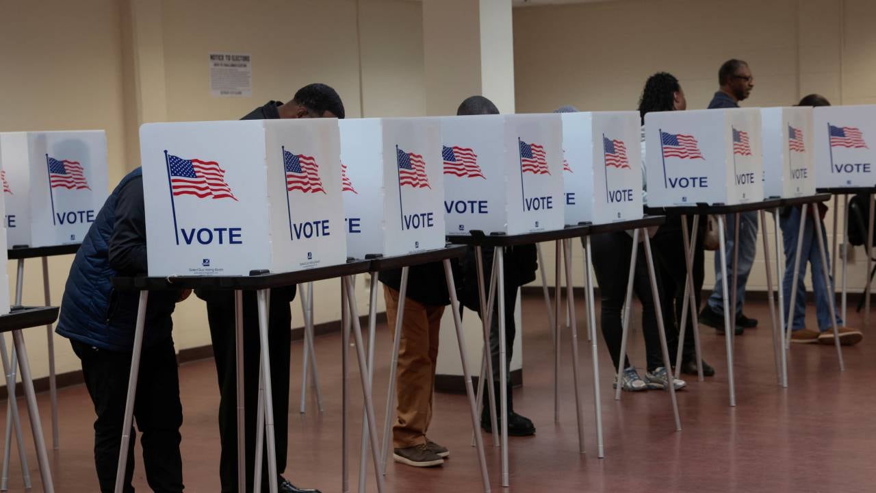 Votantes estadounidenses emiten su sufragio (REUTERS)