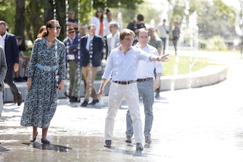 El alcalde José Luis Martínez-Almeida con unos chorros de agua en Madrid Río