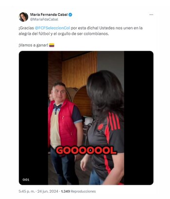 La senadora María Fernanda Cabal compartió la alegría desde un bar lleno de seguidores del fútbol - crédito @MariaFdaCabal / X