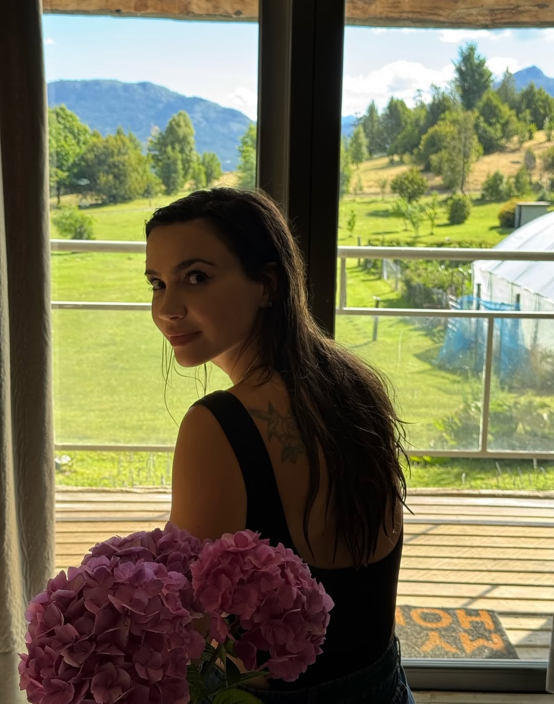 La actriz eligió un estilo descontracturado y moderno, destacándose por su combinación de audacia y frescura estética