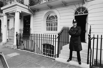 Un oficial de policía frente