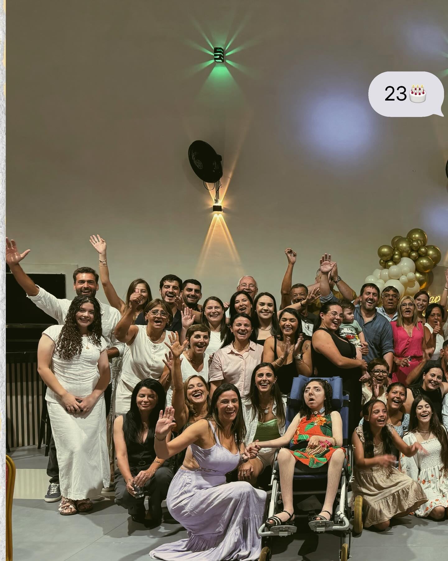 Florencia Sugo, hija del cantante Lucas Sugo, celebra su cumpleaños número 23 acompañada por numerosos familiares en un salón de eventos.