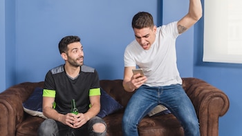 ¿Por qué escuchas el gol antes de verlo en tu TV? La razón detrás del ‘delay’ en el streaming