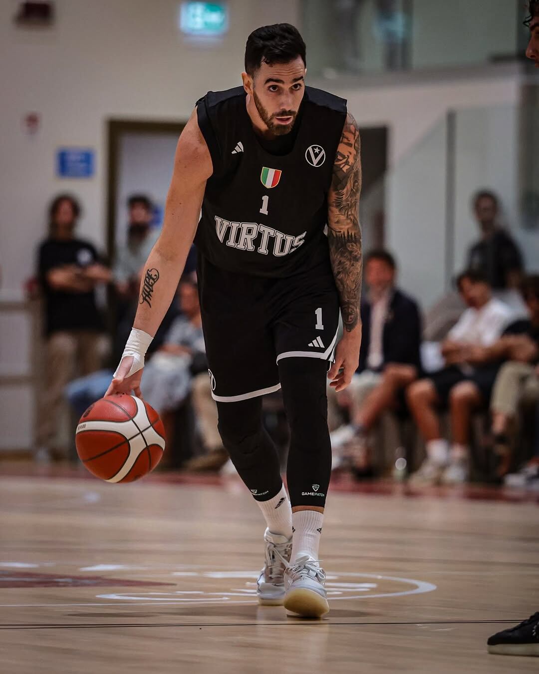 Luca Vildoza con la camiseta del Virtus Bologna (Instagram @virtusbologna)