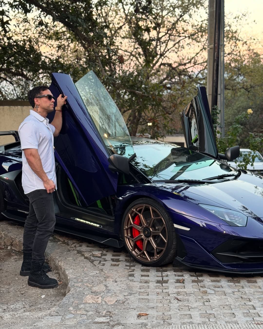 El creador de contenido comparte constantemente varias de sus joyas y automóviles de lujo. (IG Alfredo Valenzuela)