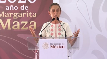 Una mujer habla en un podio de acrílico con dos micrófonos. Detrás, un logotipo del Gobierno de México y un cartel con la frase "2020 año de Margarita Maza".