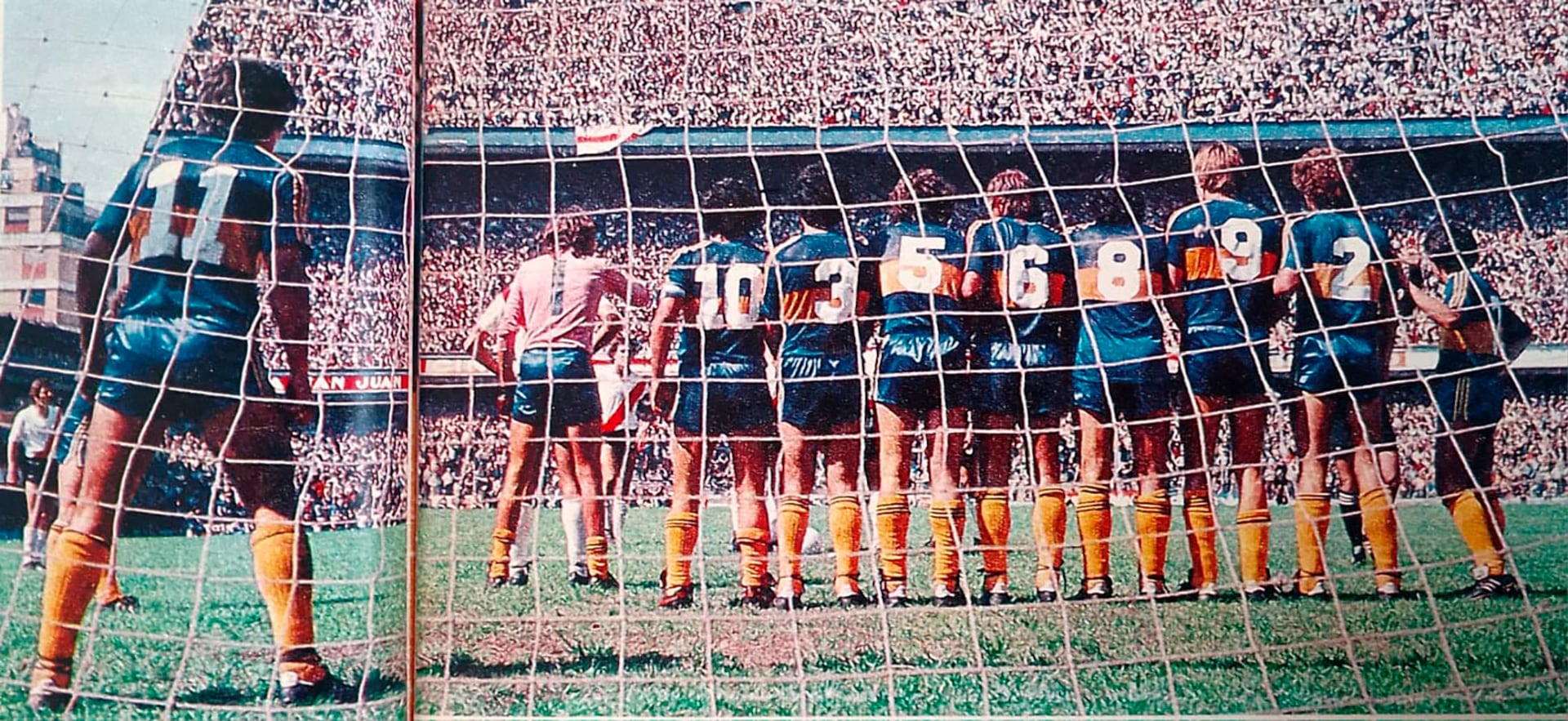 Una curiosidad. Tiro libre indirecto para River dentro del área. Perotti en la línea del arco. Gatti en la barrera sumado a casi todos sus compañeros. Solo faltó Suárez