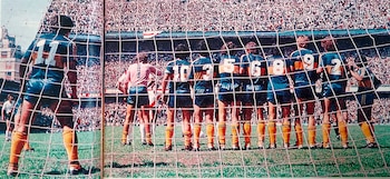Una curiosidad. Tiro libre indirecto para River dentro del área. Perotti en la línea del arco. Gatti en la barrera sumado a casi todos sus compañeros. Solo faltó Suárez