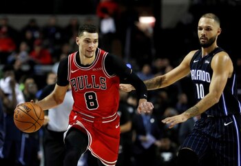 Foto de archivo: Zach LaVine de Chicago Bulls en acción con Evan Fournier de Orlando Magic en un partido por la NBA. Arena Ciudad de Mexico, Ciudad de México. 13 diciembre 2018. REUTERS/Carlos Jasso