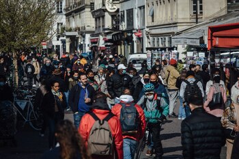 Un repartidor pasa entre la