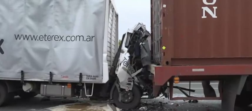 Un camión impactó contra el acoplado de otro vehículo detenido en la autopista 9 de Julio Sur