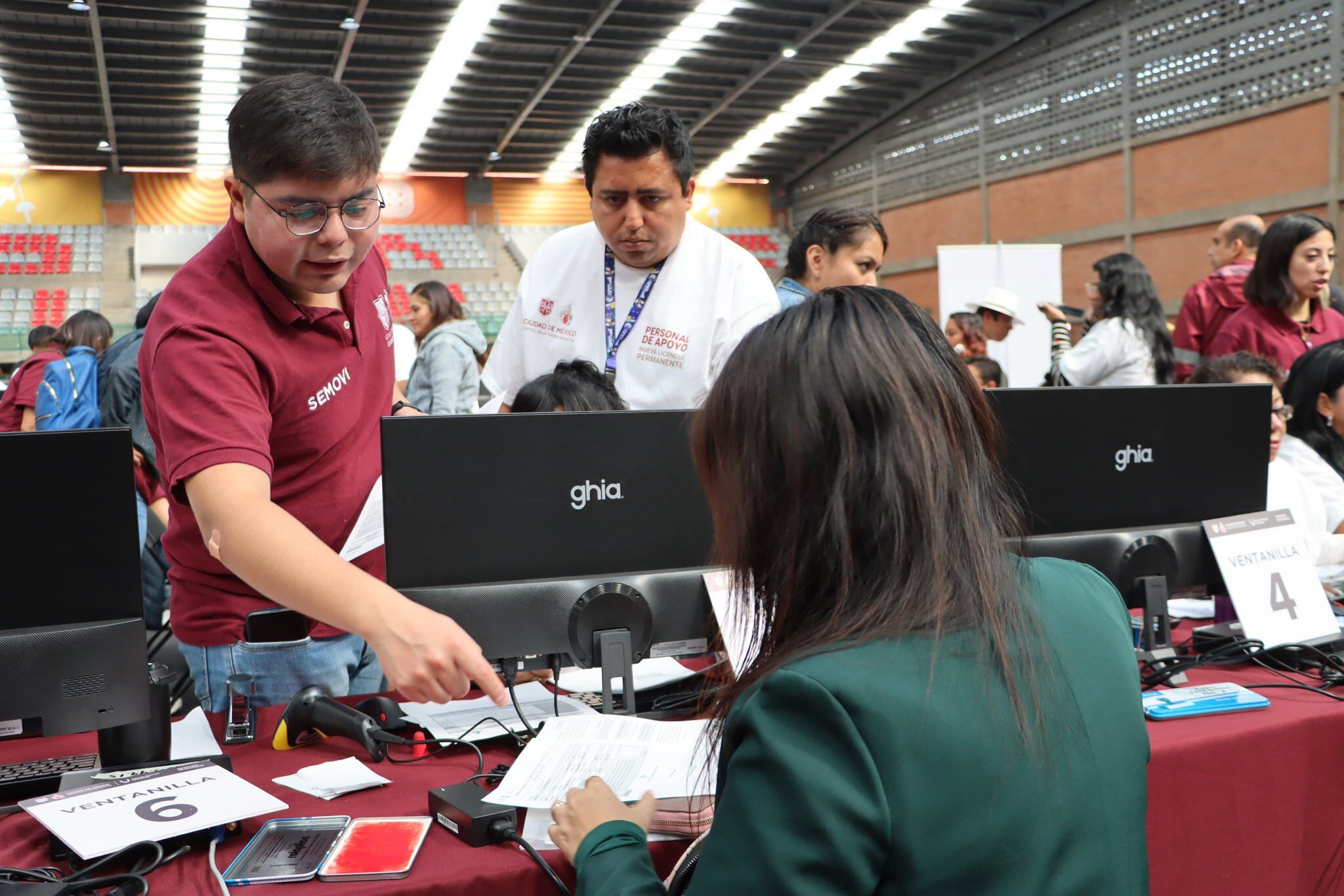 Se registraron largas filas para obtener la Licencia de Conducir Permanente en CDMX. Foto: X / @LaSEMOVI.