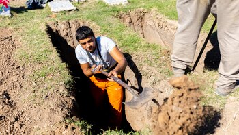 De hacer dos entierros por