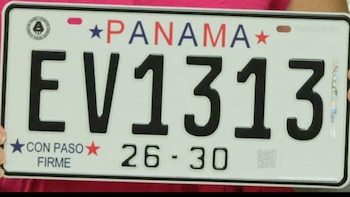 Nueva placa vehicular de Panamá para autos registrados en 2026, con el lema "Con paso firme".