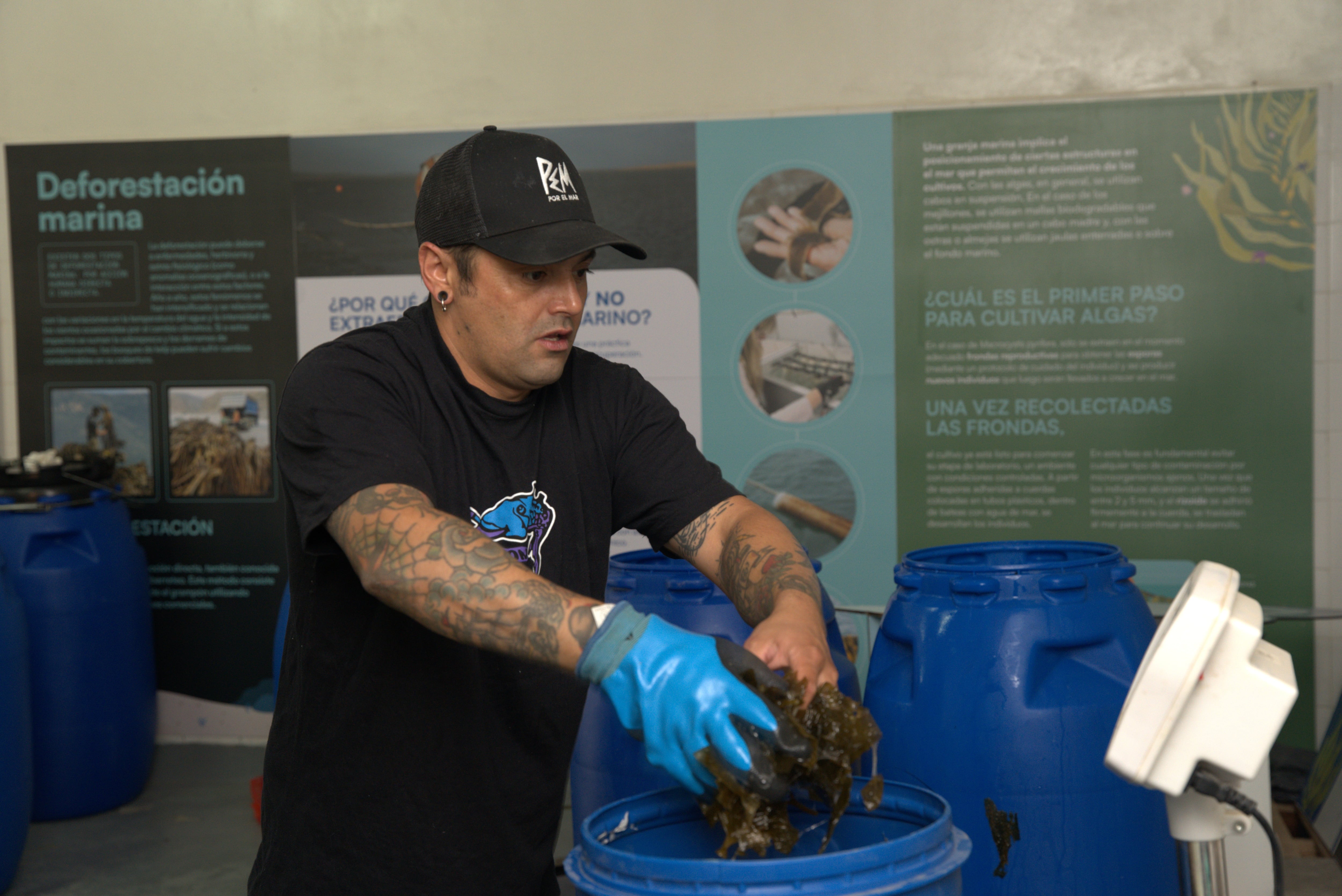 Jonathan Behm nació en una familia de pescadores. Abandonó ese oficio para trabajar en una mina de oro y plata y volvió al mar de la mano del cultivo de algas. Foto: Ailín Peirone / Fundación Por El Mar