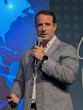 Pablo Colombres durante el discurso en el escenario de la Conferencia Latinoamericana y del Caribe de ASIS International