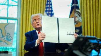 Trump firma órdenes para castigar
