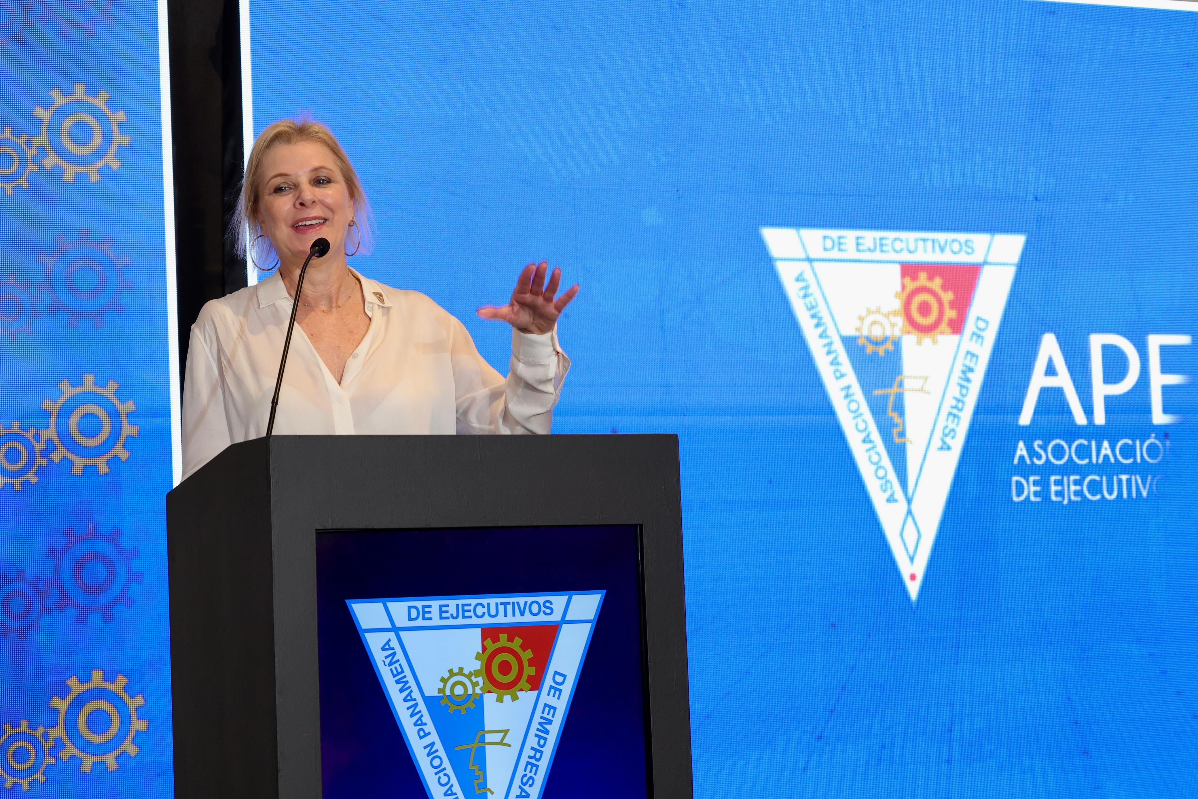 Giulia De Sanctis, presidenta de la Asociación Panameña de Ejecutivos de Empresa (APEDE), advirtió sobre los riesgos de afectar la competitividad del país en un entorno global exigente. Cortesía
