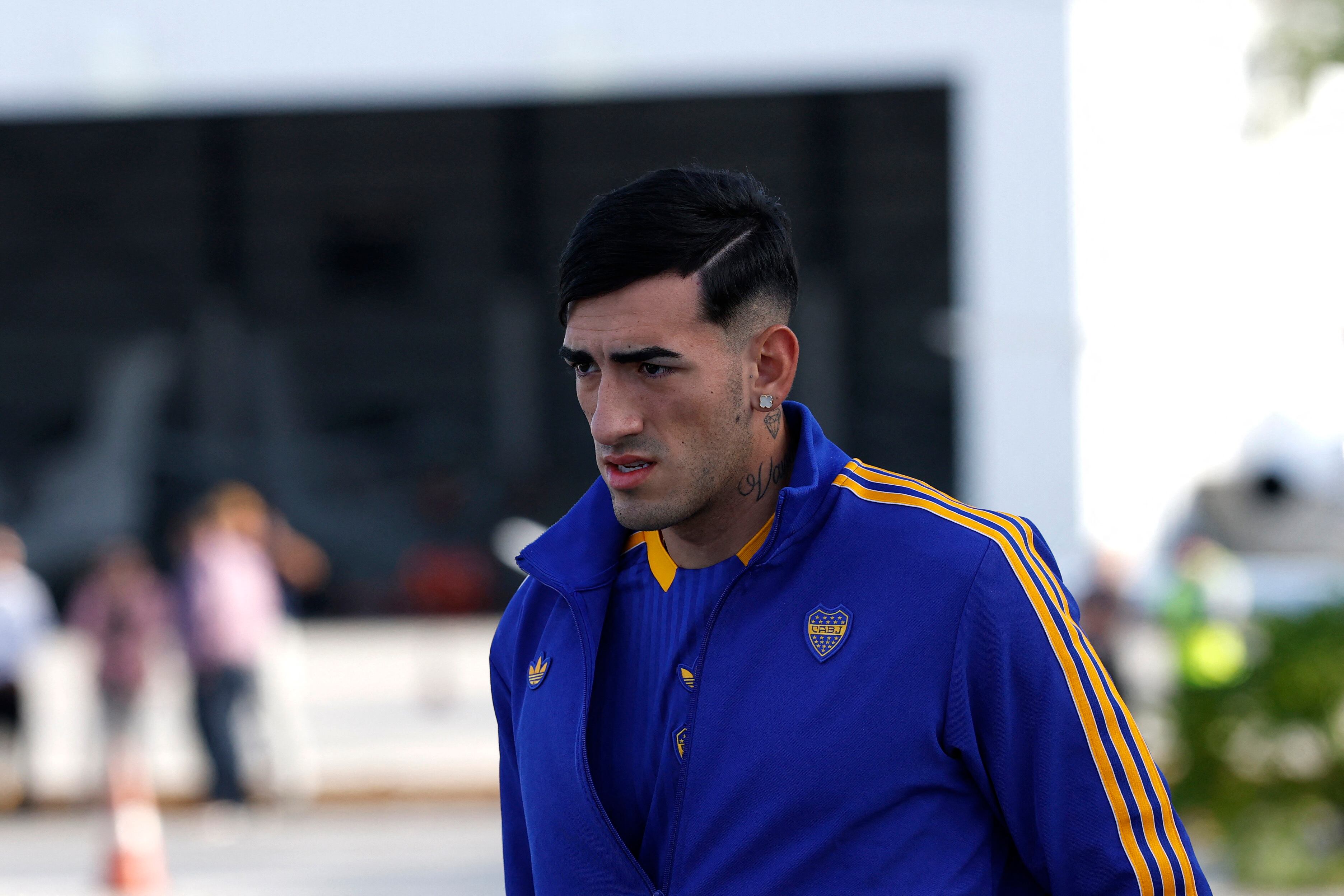 Lautaro Di Lollo deberá cuidarse porque e caso de recibir una amarilla ante Estudiantes, no podrá jugar ante River el próximo fin de semana (REUTERS/Marco Bello)