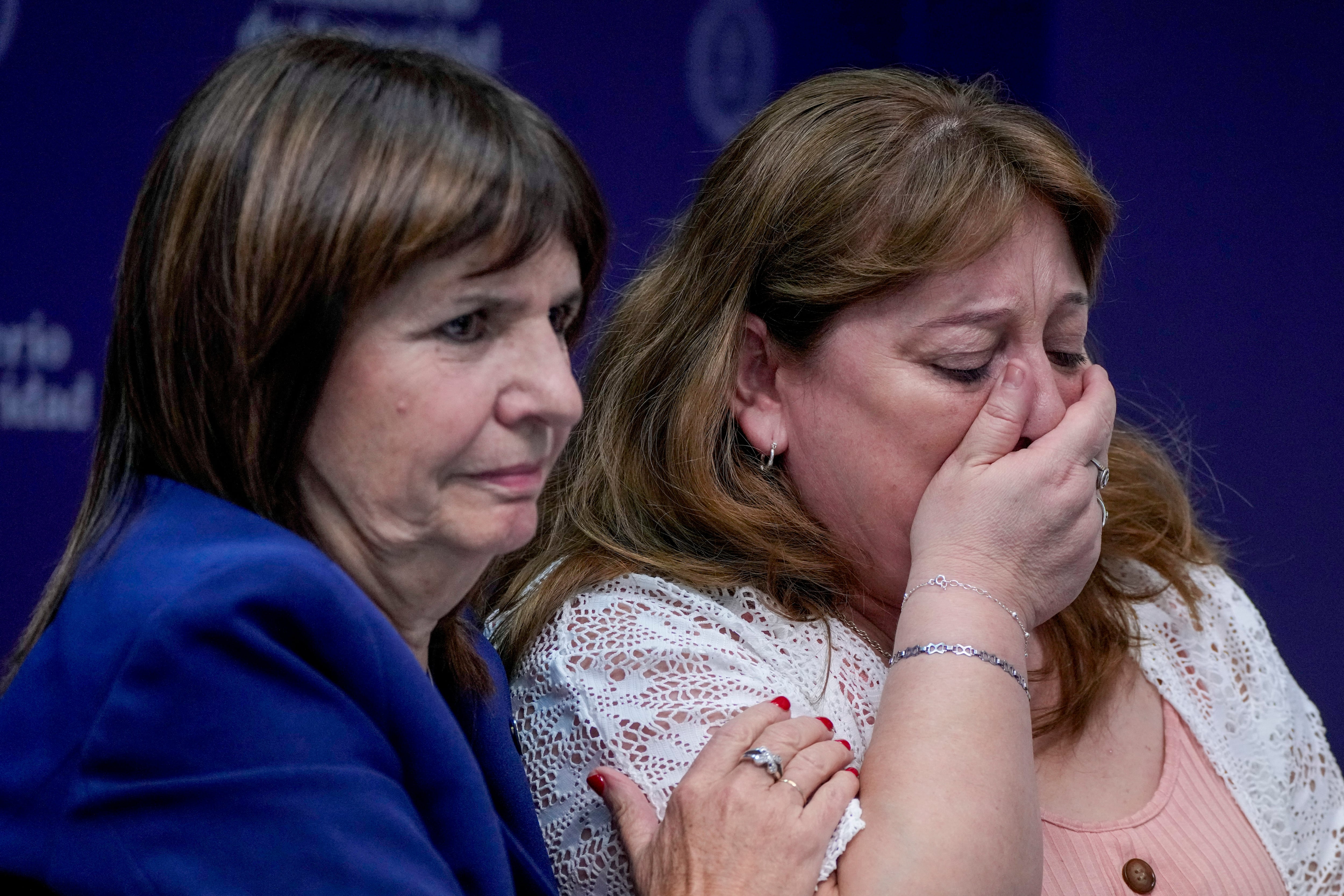 La ministra de Seguridad, Patricia Bullrich, junto a la madre del gendarme secuestrado en Venezuela (AP Foto/Natacha Pisarenko, Archivo)
