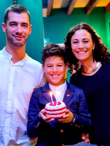 De festejo, Neo ya cumplió