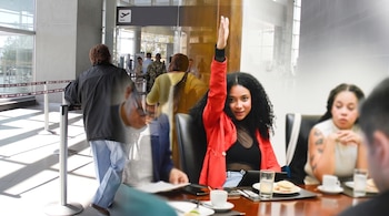 Composición visual con personas en la fila de un aeropuerto y mujeres sentadas a una mesa con platos de comida.