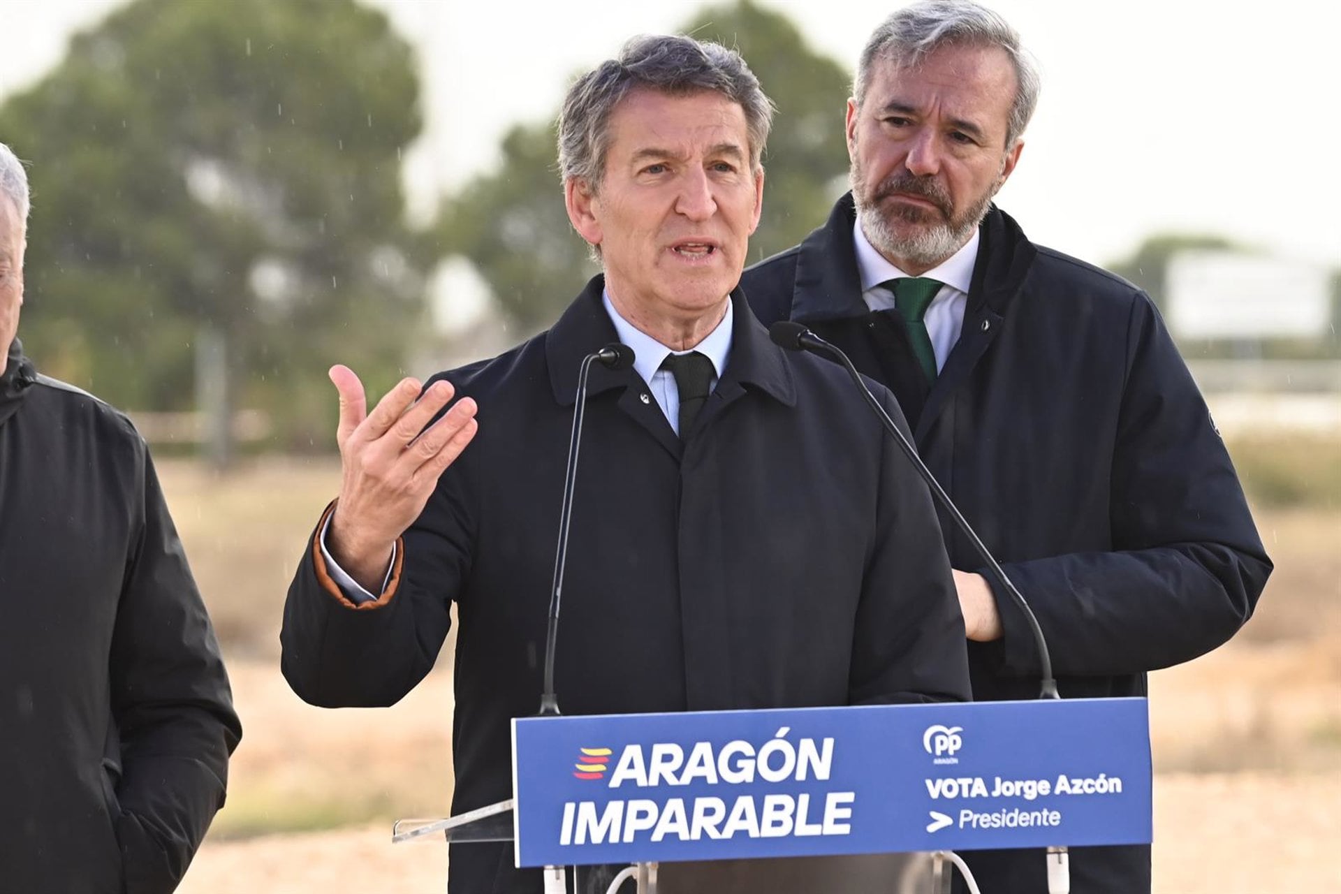 El presidente del PP, Alberto Núñez Feijóo, y el candidato del PP a la reelección a la Presidencia del Gobierno de Aragón, Jorge Azcón, en Zaragoza. (Ramón Comet/Europa Press)