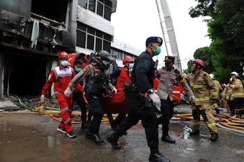 Rescatistas sacan el cuerpo de